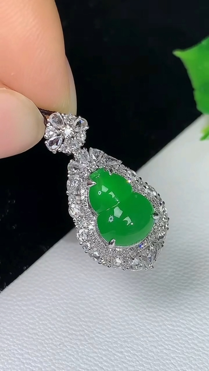 天然A货翡翠葫芦吊坠，尺寸24.4-12.6-11.9，裸石10.5-7.7，重量:3.35g
8月