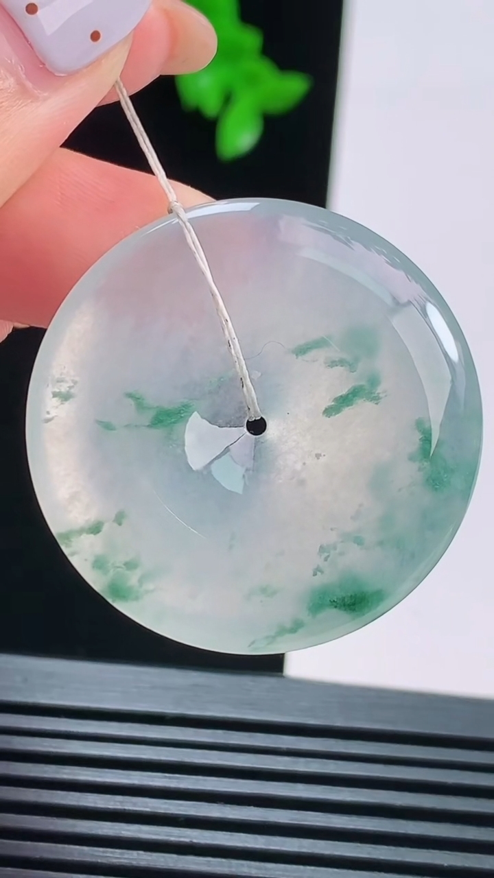 天然A货翡翠种飘花平安扣吊坠，尺寸34-5，重量:12.92g
8月16日