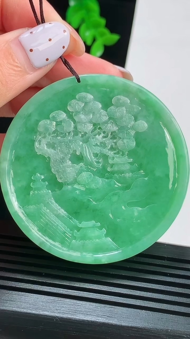 天然A货翡翠山水牌吊坠，尺寸55-9.6 重量:66.26g
8月16日