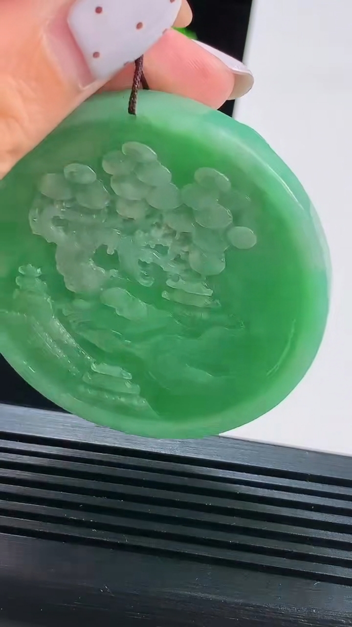天然A货翡翠山水牌吊坠，尺寸55-9.6 重量:66.26g
8月16日