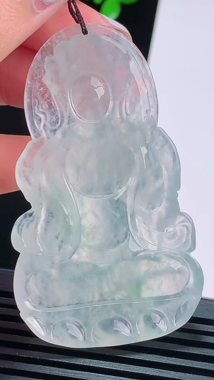 天然A货翡翠种飘花度母菩萨吊坠，尺寸61-36-5.2，重量:22.49g
8月16日