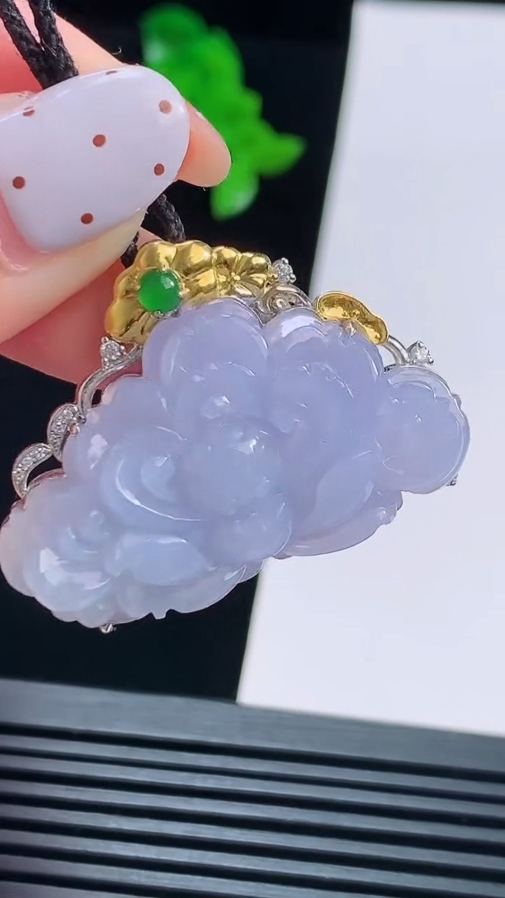 天然A货翡翠18k金紫罗兰莲花吊坠，尺寸26-36.5-9.8，裸石20-36 重量:10.38g
8月16日