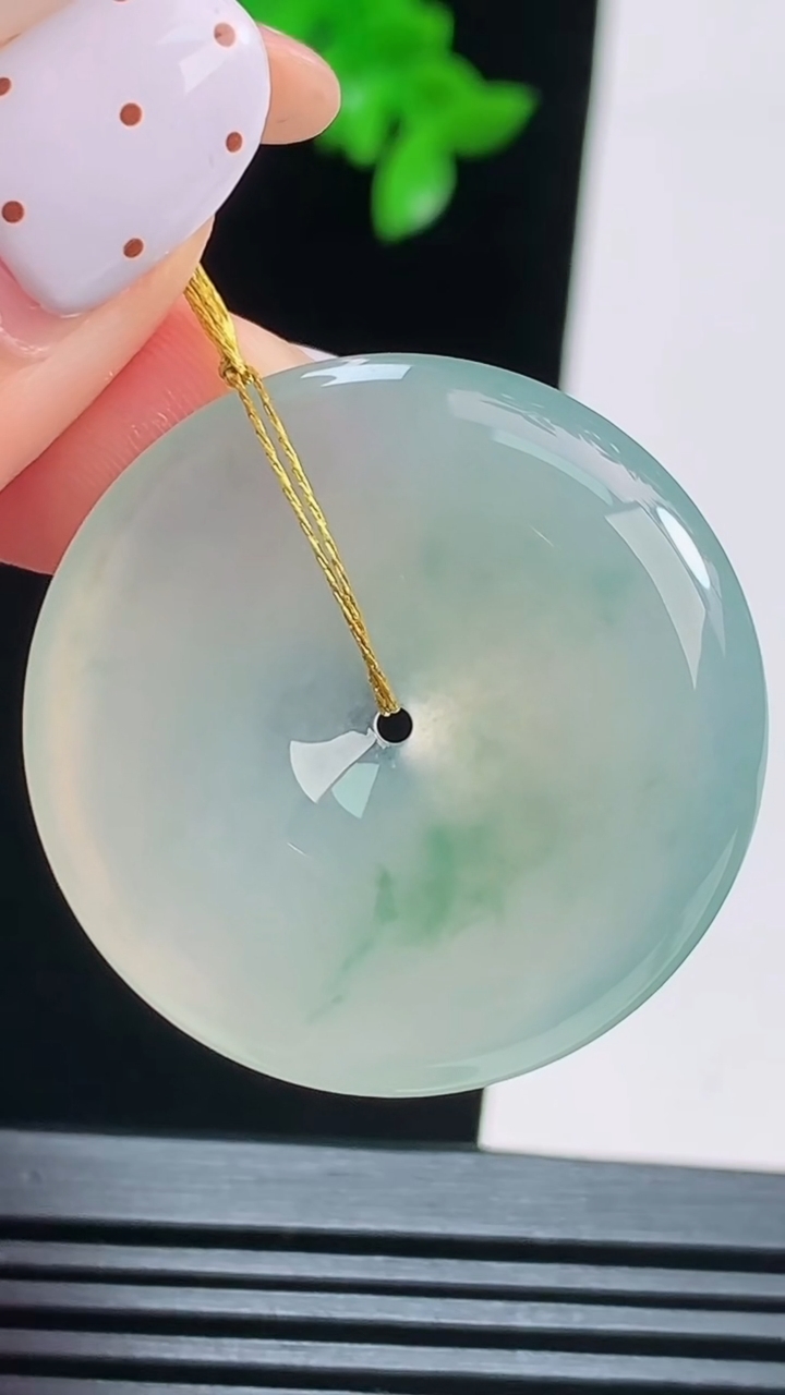 天然A货翡翠冰种飘花平安扣吊坠，尺寸32-5.2 重量:11.47g
8月16日