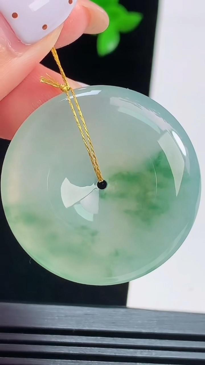 天然A货翡翠飘花平安扣吊坠，尺寸32.5-5.8 重量:13.00g
8月16日