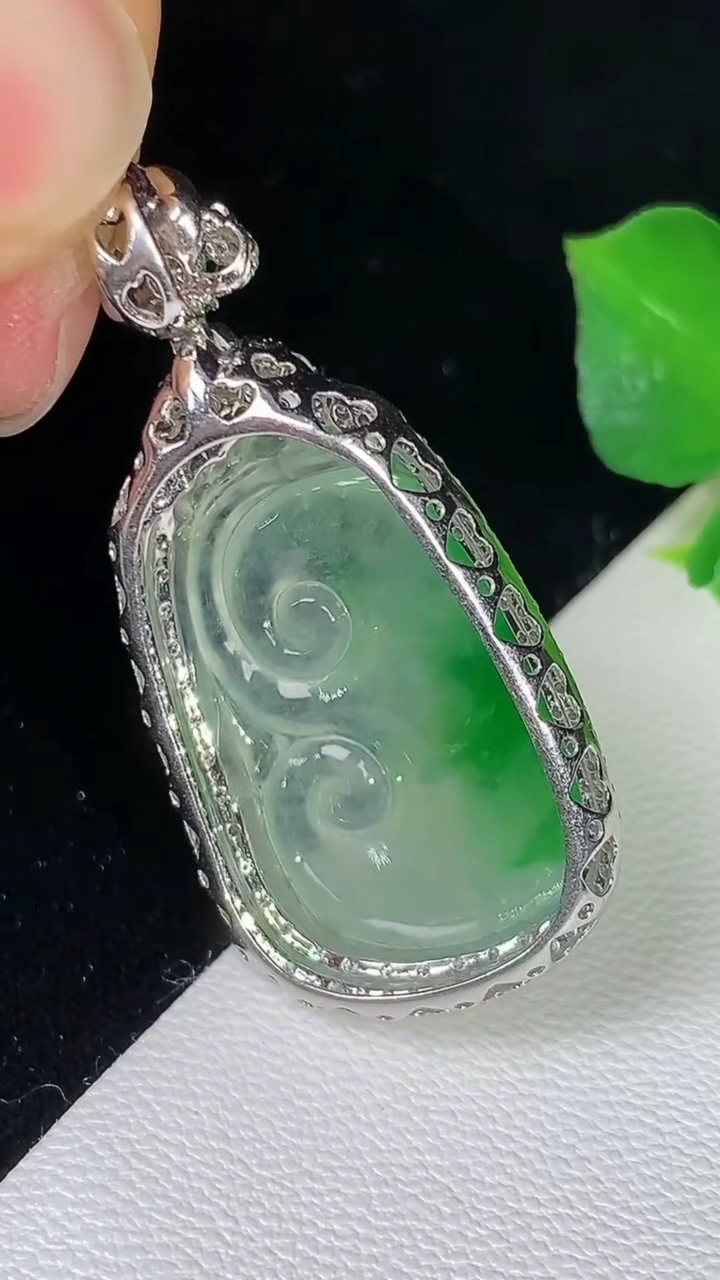 天然A货翡翠如意吊坠，尺寸36.2-17.9-8.8，裸石23.9-14.8，重量:5.25g
8月16日