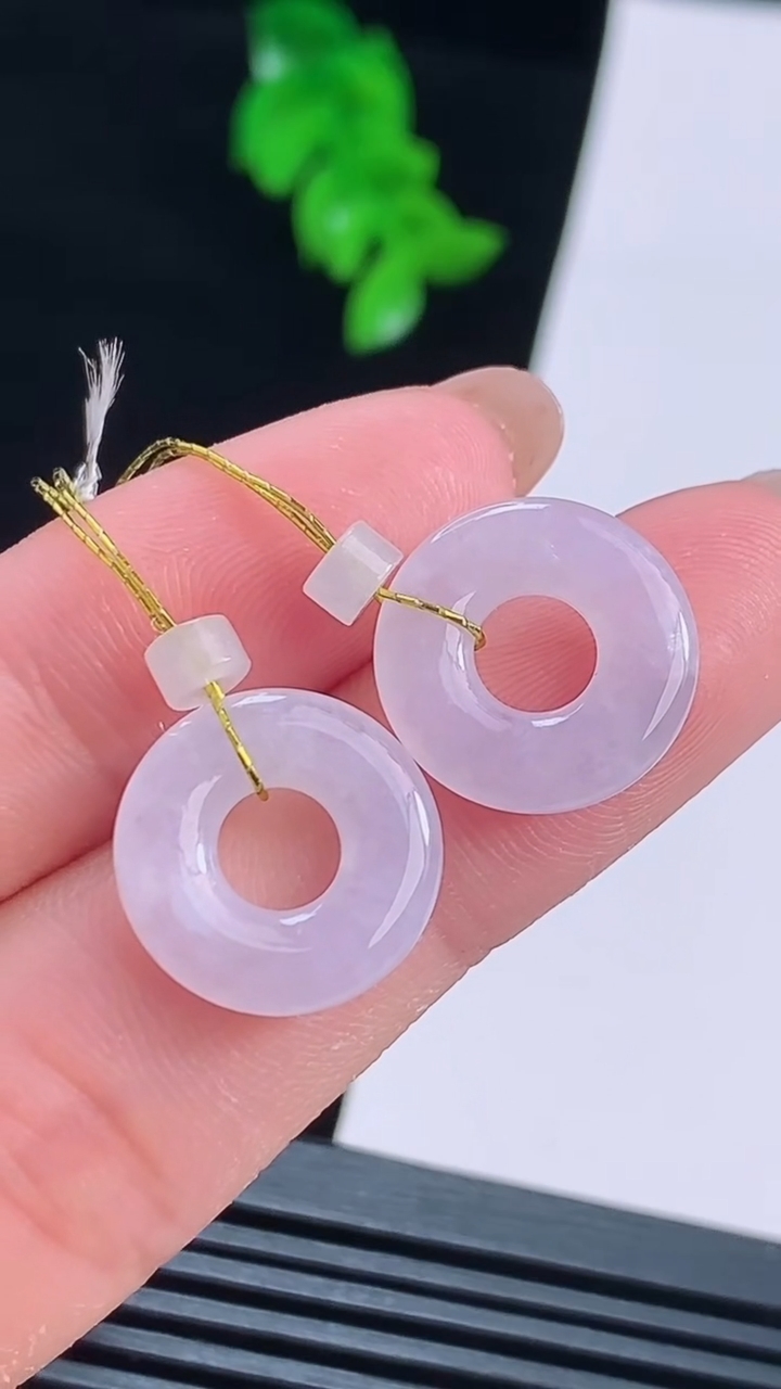 天然A货翡翠紫罗兰平安环吊坠一对，尺寸15-2.5 重量:2.58g
8月16日