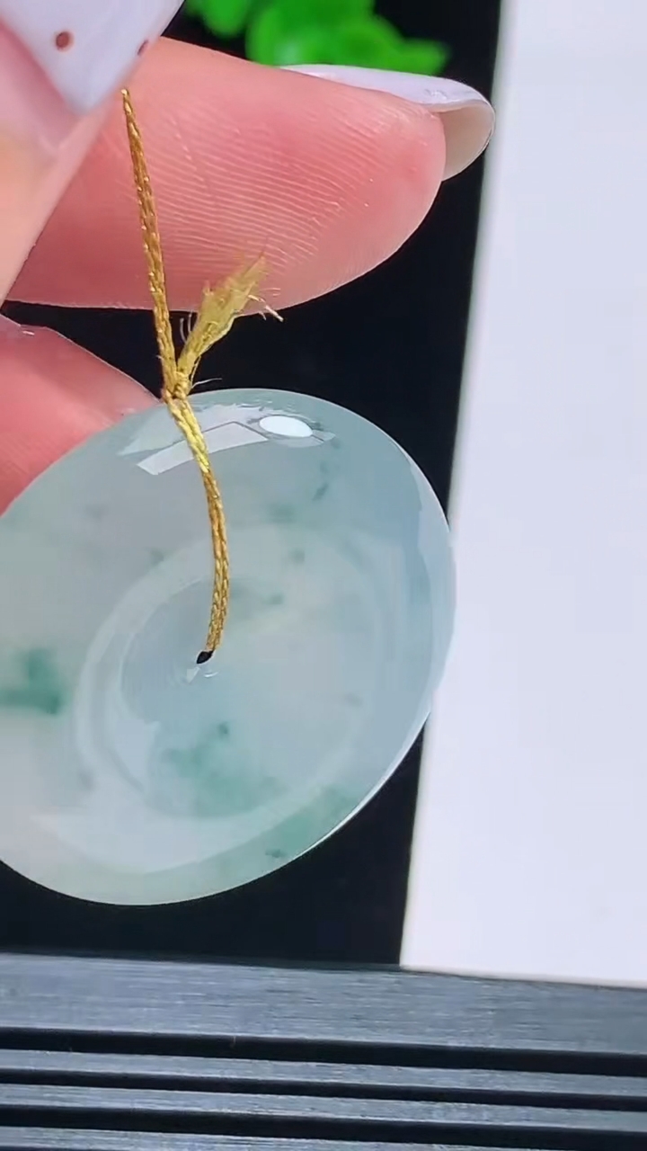 天然A货翡翠冰种飘花平安扣吊坠，尺寸30.5-5.8 重量:11.51g
8月16日