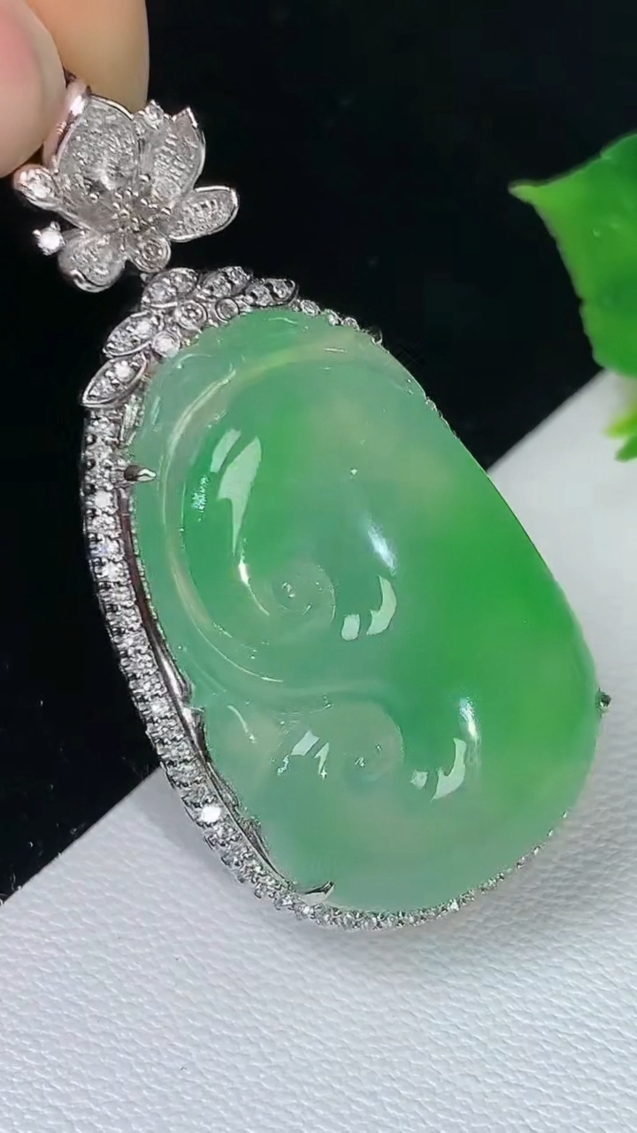 天然A货翡翠如意吊坠，尺寸41.4-20.6-11，裸石28-17.9，重量:9.89g
8月16日
