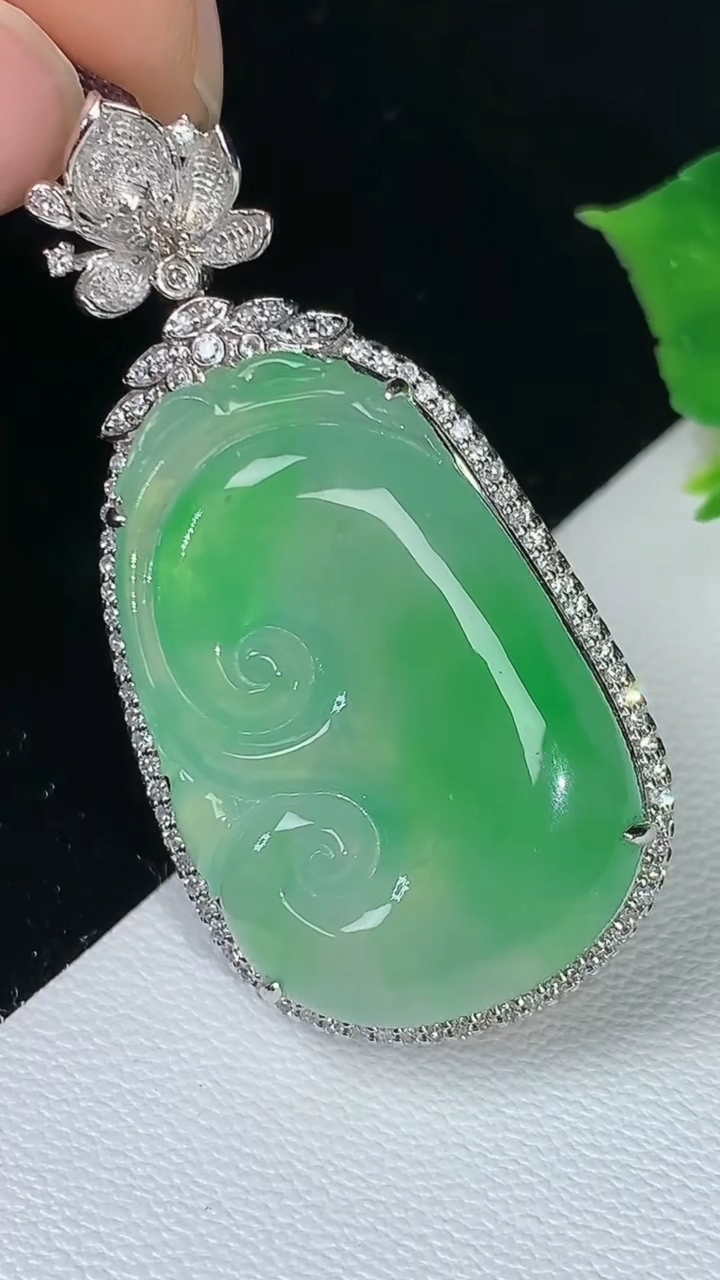 天然A货翡翠如意吊坠，尺寸41.4-20.6-11，裸石28-17.9，重量:9.89g
8月16日