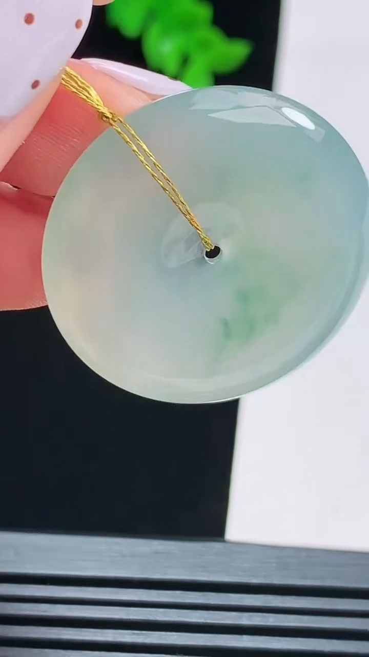 天然A货翡翠冰种飘花平安扣吊坠，尺寸32-5.2 重量:11.47g
8月16日