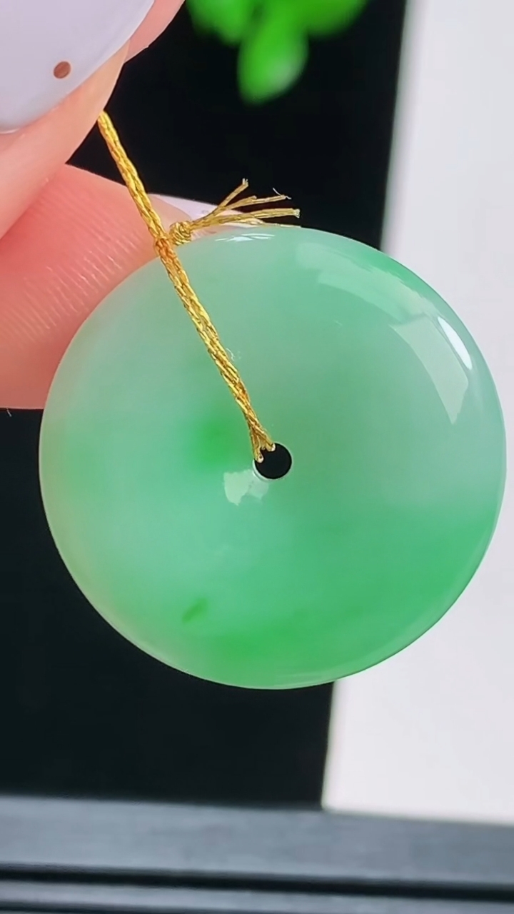 天然A货翡翠平安扣吊坠，尺寸23-4.5 重量:5.12g
8月16日