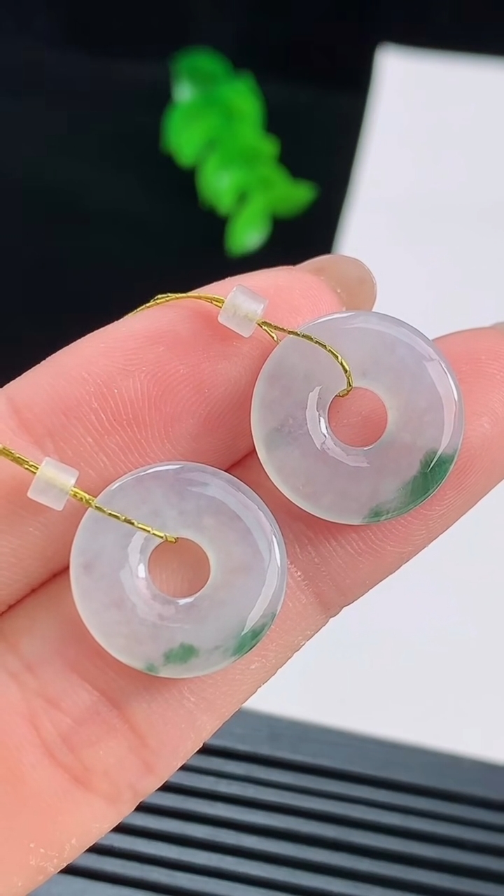 天然A货翡翠飘花平安环吊坠一对，尺寸16-2.5 重量:3.12g
8月16日