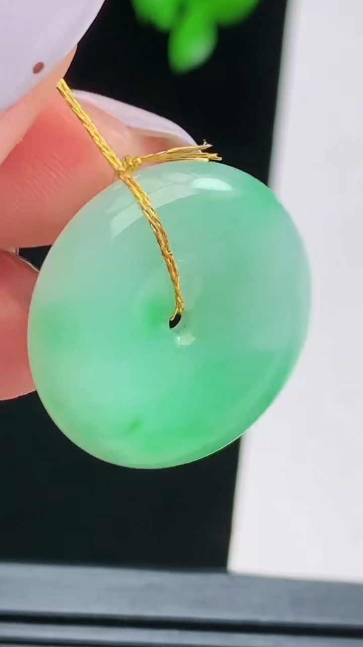 天然A货翡翠平安扣吊坠，尺寸23-4.5 重量:5.12g
8月16日