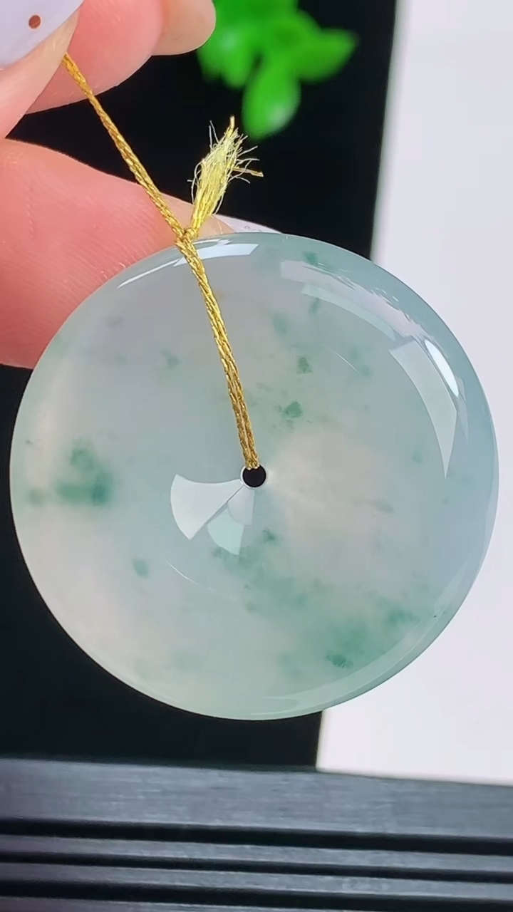 天然A货翡翠冰种飘花平安扣吊坠，尺寸30.5-5.8 重量:11.51g
8月16日