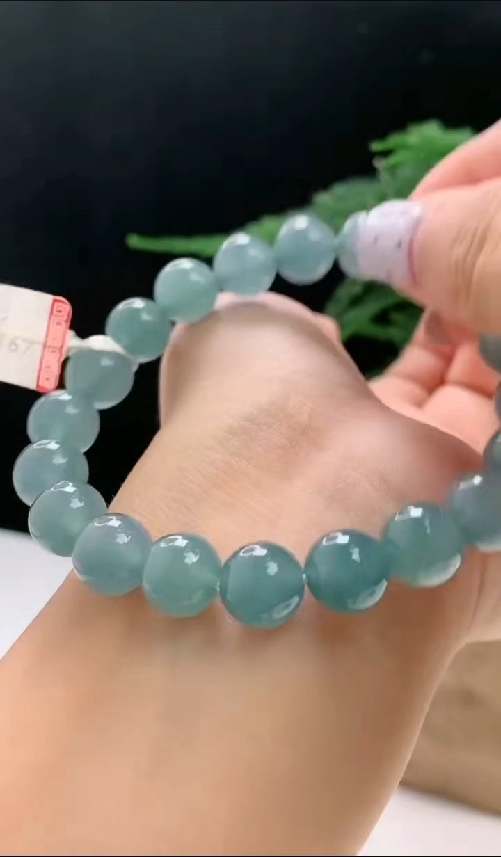 天然A货翡翠圆珠手串，尺寸9.8-20颗 重量:32.33g8月16日
工厂直销收藏佳品,种好水足，色泽均匀，有种有色，上手高大气！