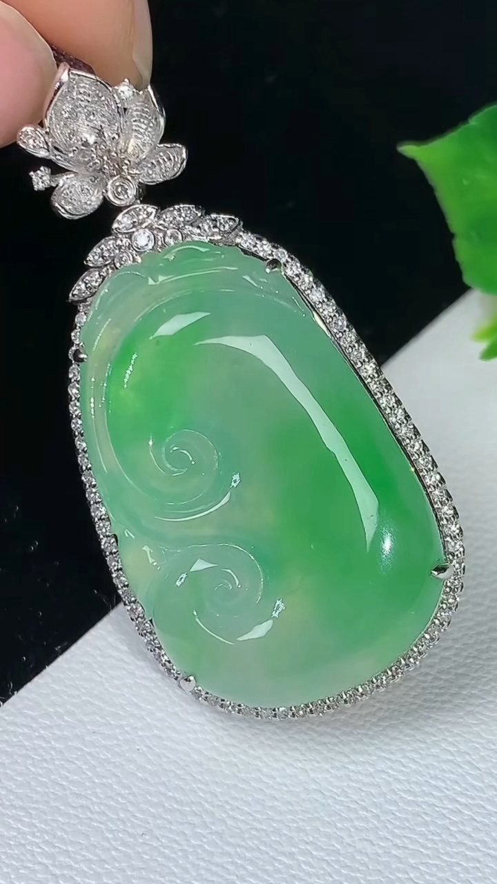 天然A货翡翠如意吊坠，尺寸41.4-20.6-11，裸石28-17.9，重量:9.89g
8月16日