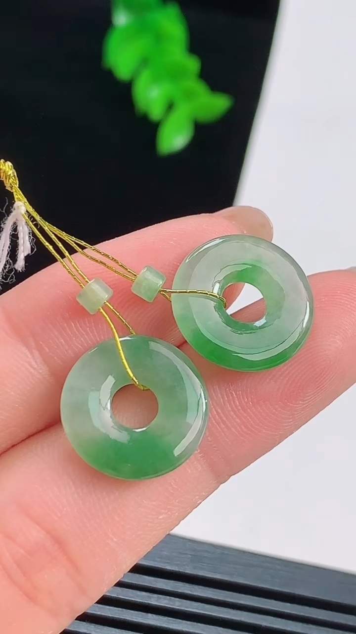 天然A货翡翠平安环吊坠一对，尺寸15-2.2 重量:2.44g
8月16日