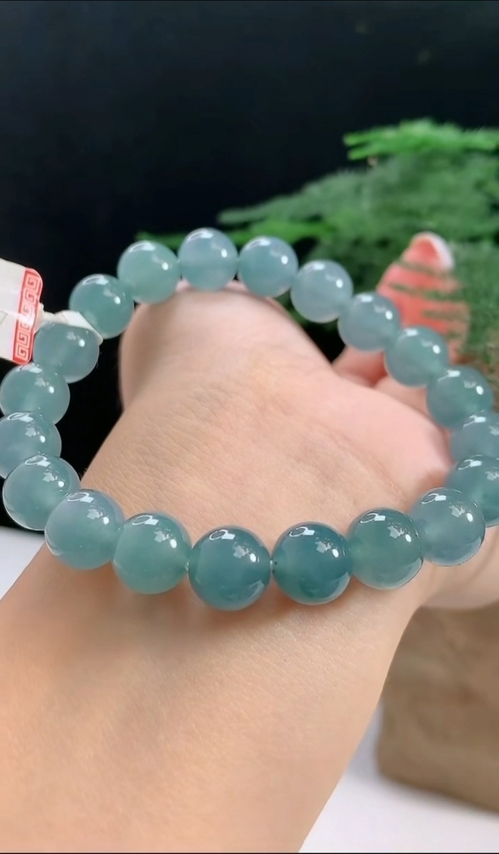 天然A货翡翠圆珠手串，尺寸9.8-20颗 重量:32.33g8月16日
工厂直销收藏佳品,种好水足，色泽均匀，有种有色，上手高大气！