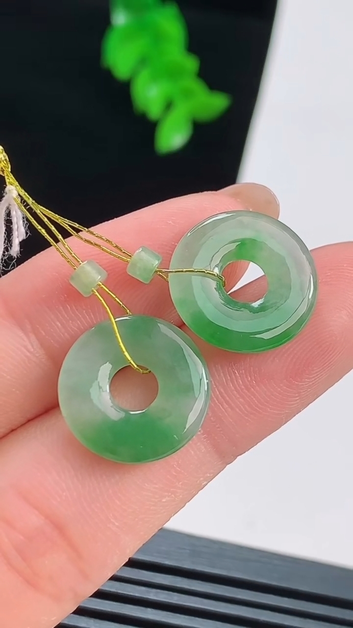 天然A货翡翠平安环吊坠一对，尺寸15-2.2 重量:2.44g
8月16日