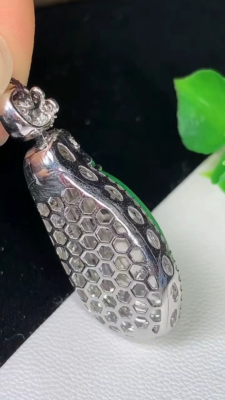 天然A货翡翠福瓜吊坠，尺寸38.2-14.9-9.9，裸石23.4-9.9，重量:7.76g
8月16日