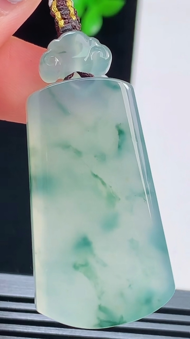 天然A货翡翠种飘花无事牌吊坠，尺寸39.6-22.5-6，重量:16.45g
8月16日