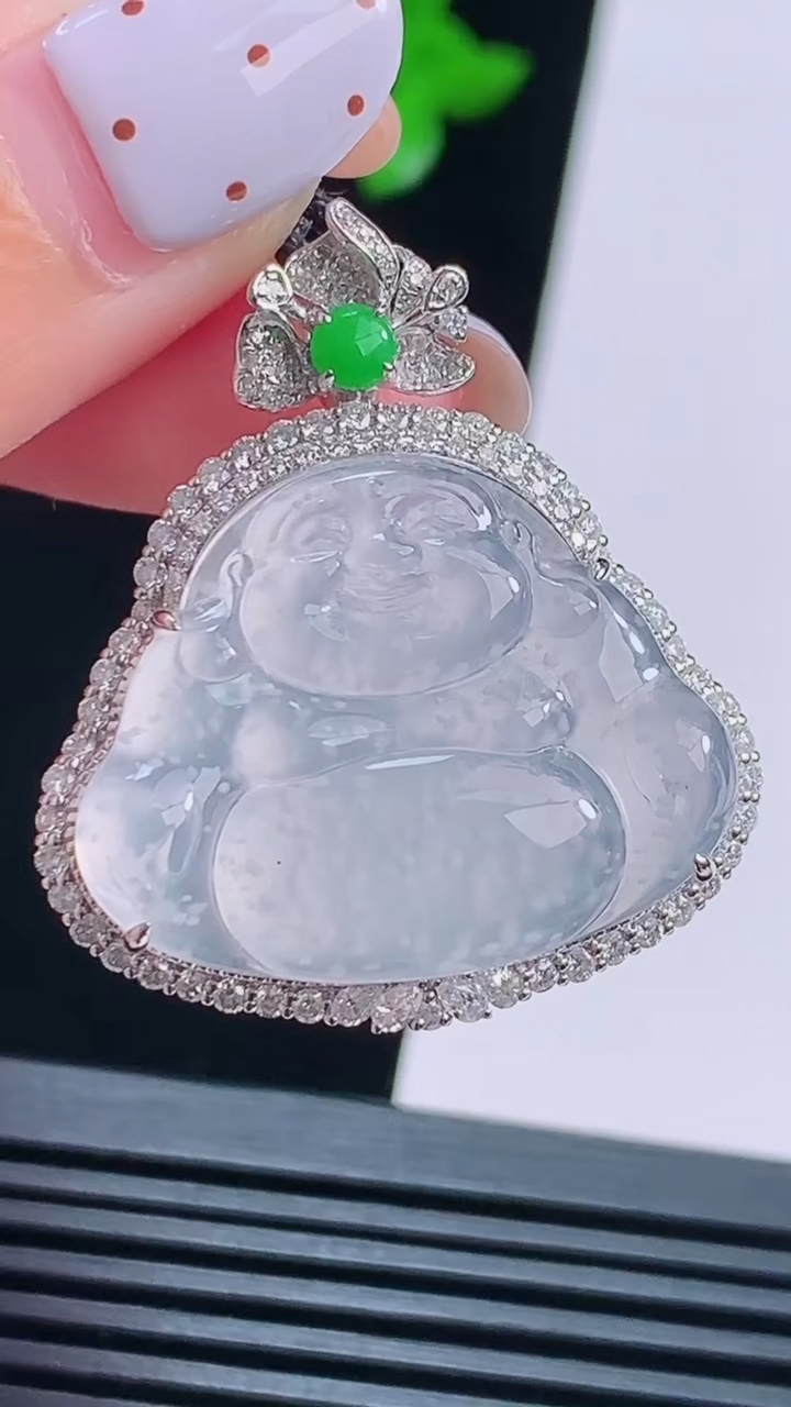 天然A货翡翠种白冰 飘雪花佛公吊坠，尺寸34.6-30.5-9.5，裸石21-27 重量:6.60g