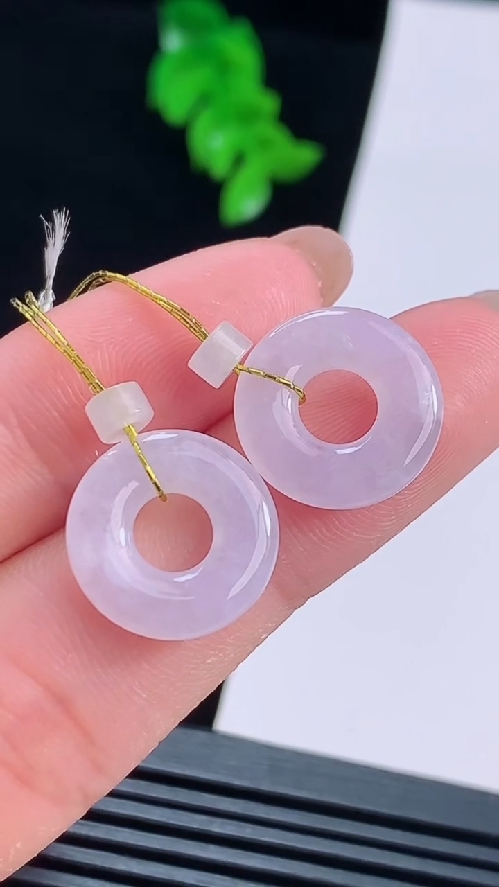 天然A货翡翠紫罗兰平安环吊坠一对，尺寸15-2.5 重量:2.58g
8月16日