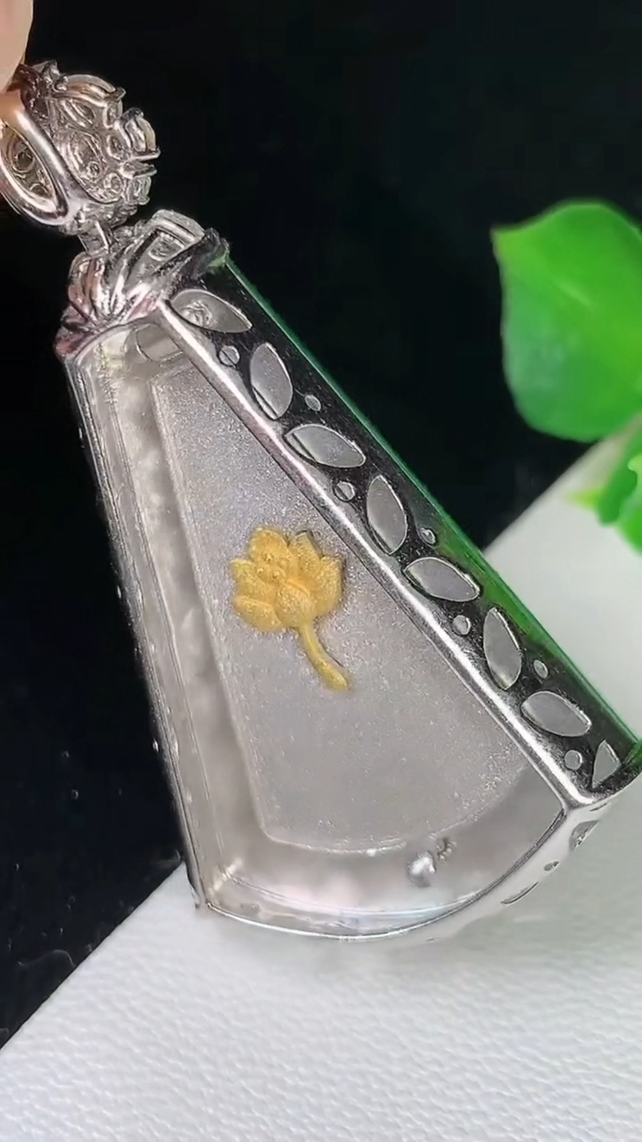 天然A货翡翠无事牌吊坠，尺寸33.3-21.7-7，重量:9.10g
8月16日