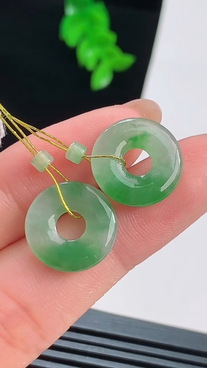 天然A货翡翠平安环吊坠一对，尺寸15-2.2 重量:2.44g
8月16日