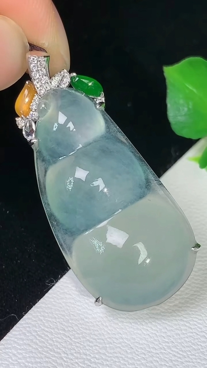 天然A货翡翠白冰福豆吊坠，尺寸32.6-17-9.8，重量:7.90g
8月16日