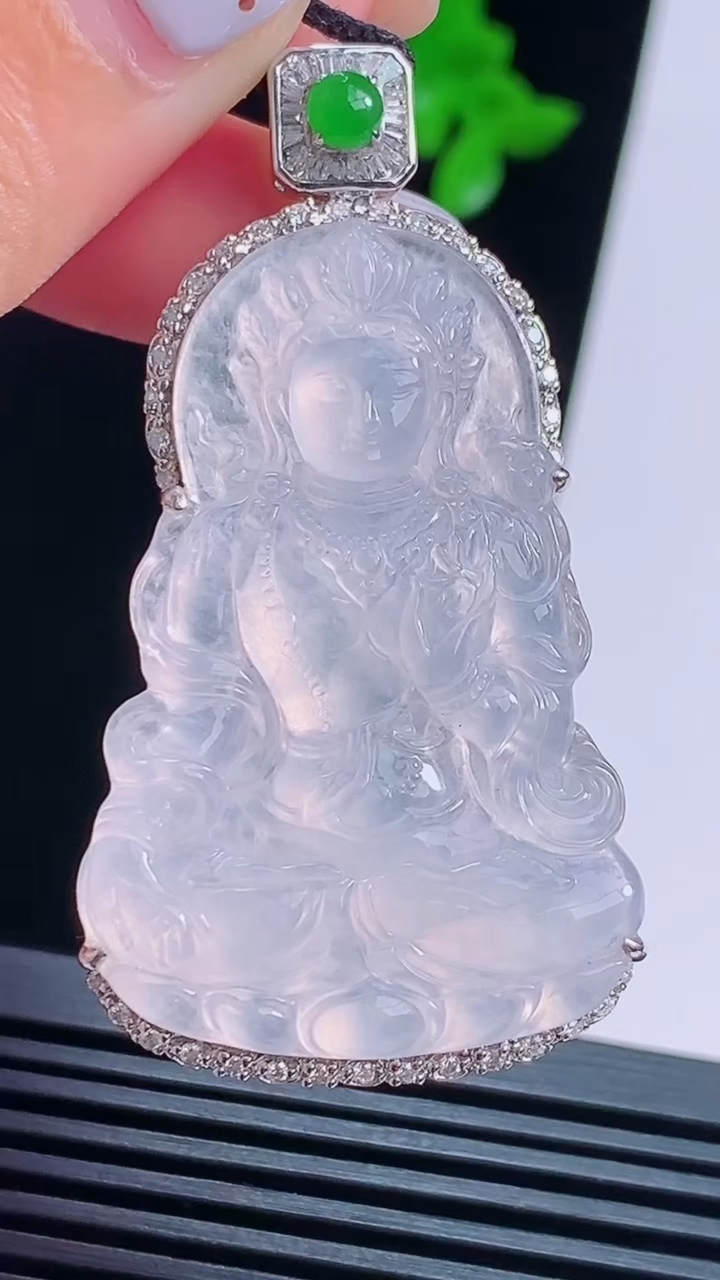 天然A货翡翠种白冰大势至菩萨吊坠，尺寸54.5-29-10，裸石43-29 重量:17.74g
8月