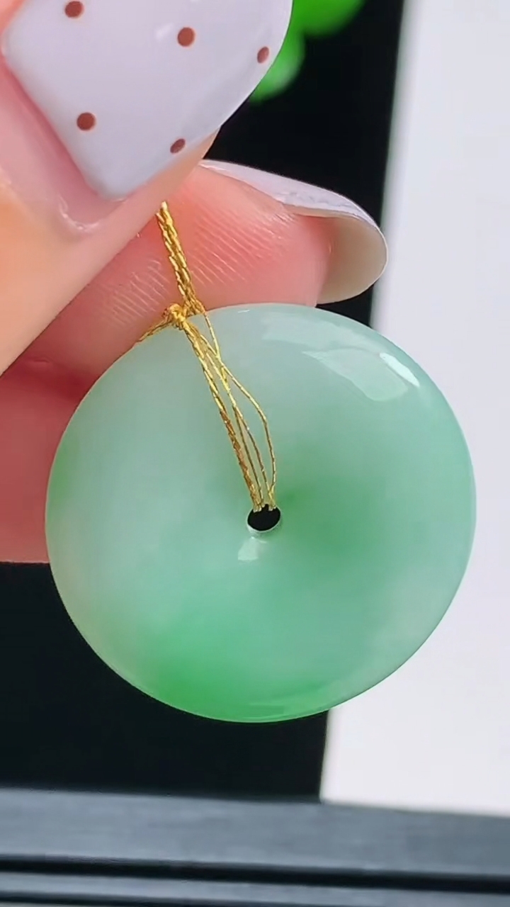 天然A货翡翠平安扣吊坠，尺寸23-4.5 重量:5.12g
8月16日