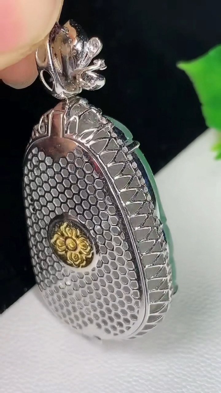 天然A货翡翠如意吊坠，尺寸41.4-20.6-11，裸石28-17.9，重量:9.89g
8月16日