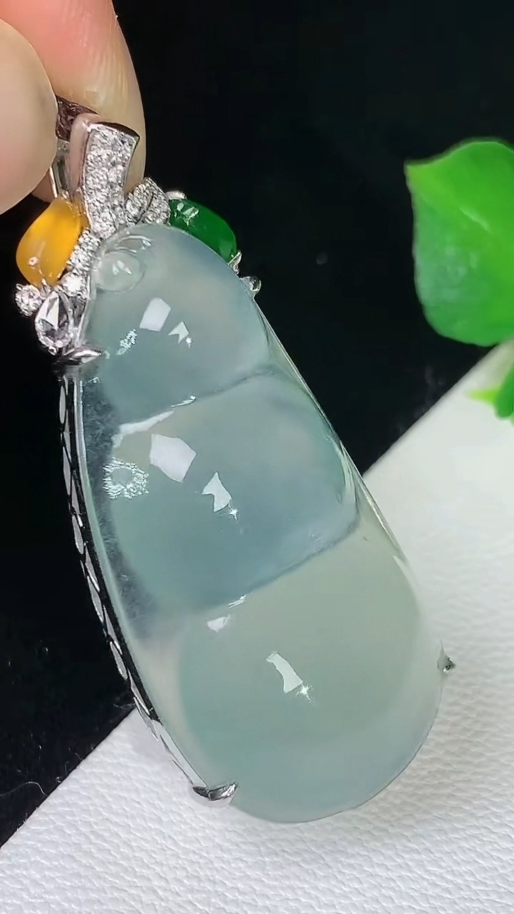 天然A货翡翠白冰福豆吊坠，尺寸32.6-17-9.8，重量:7.90g
8月16日