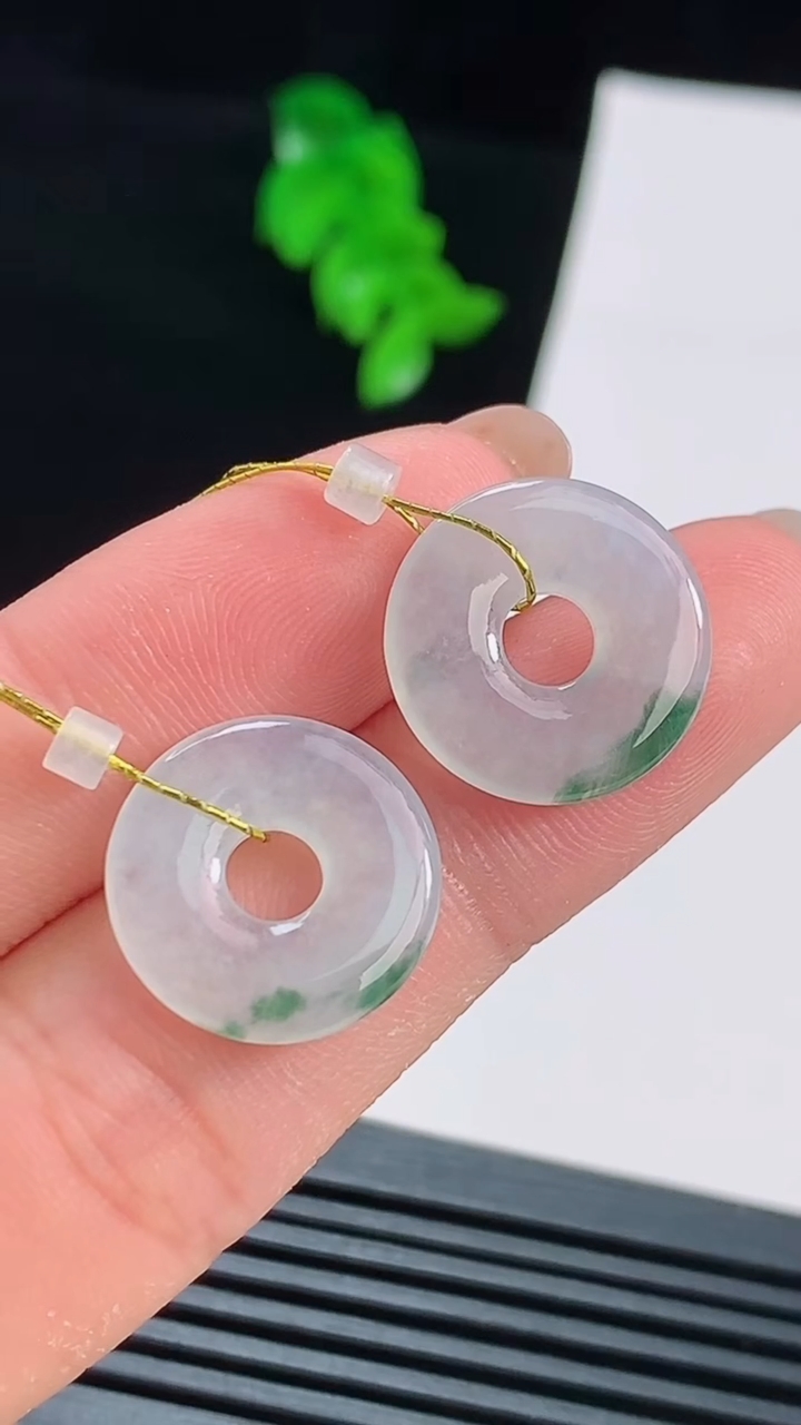 天然A货翡翠飘花平安环吊坠一对，尺寸16-2.5 重量:3.12g
8月16日