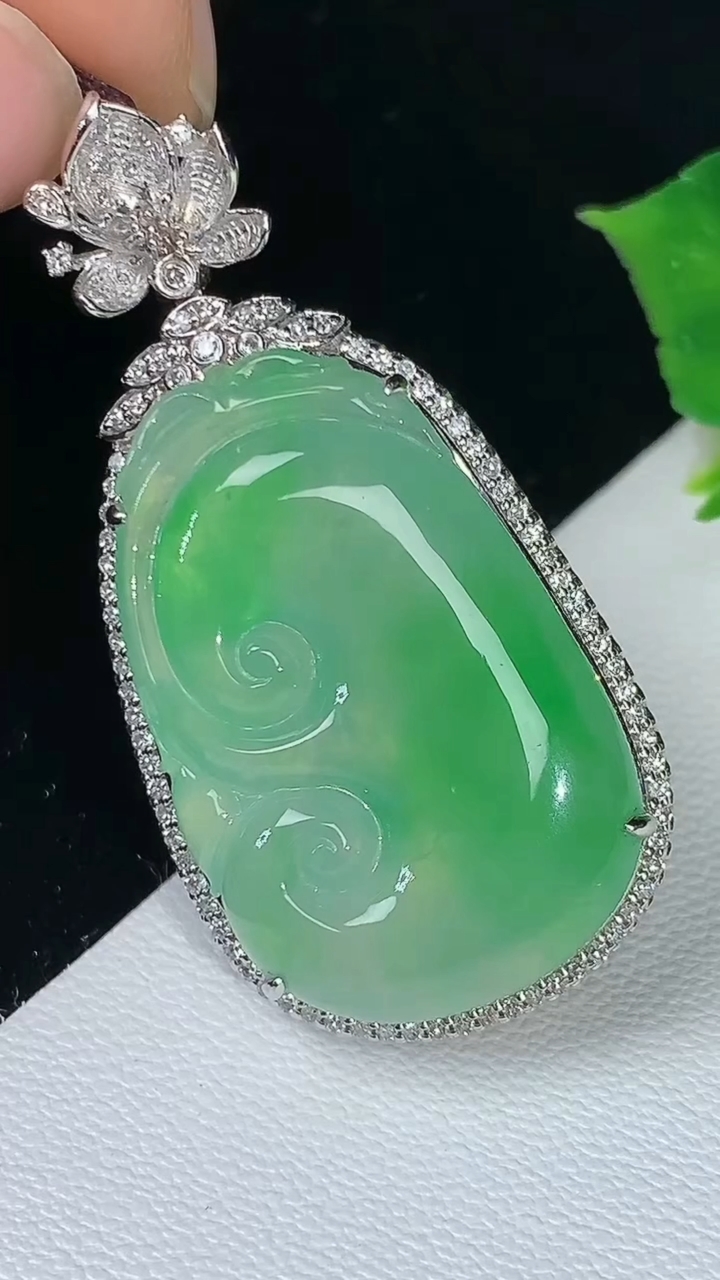 天然A货翡翠如意吊坠，尺寸41.4-20.6-11，裸石28-17.9，重量:9.89g
8月16日