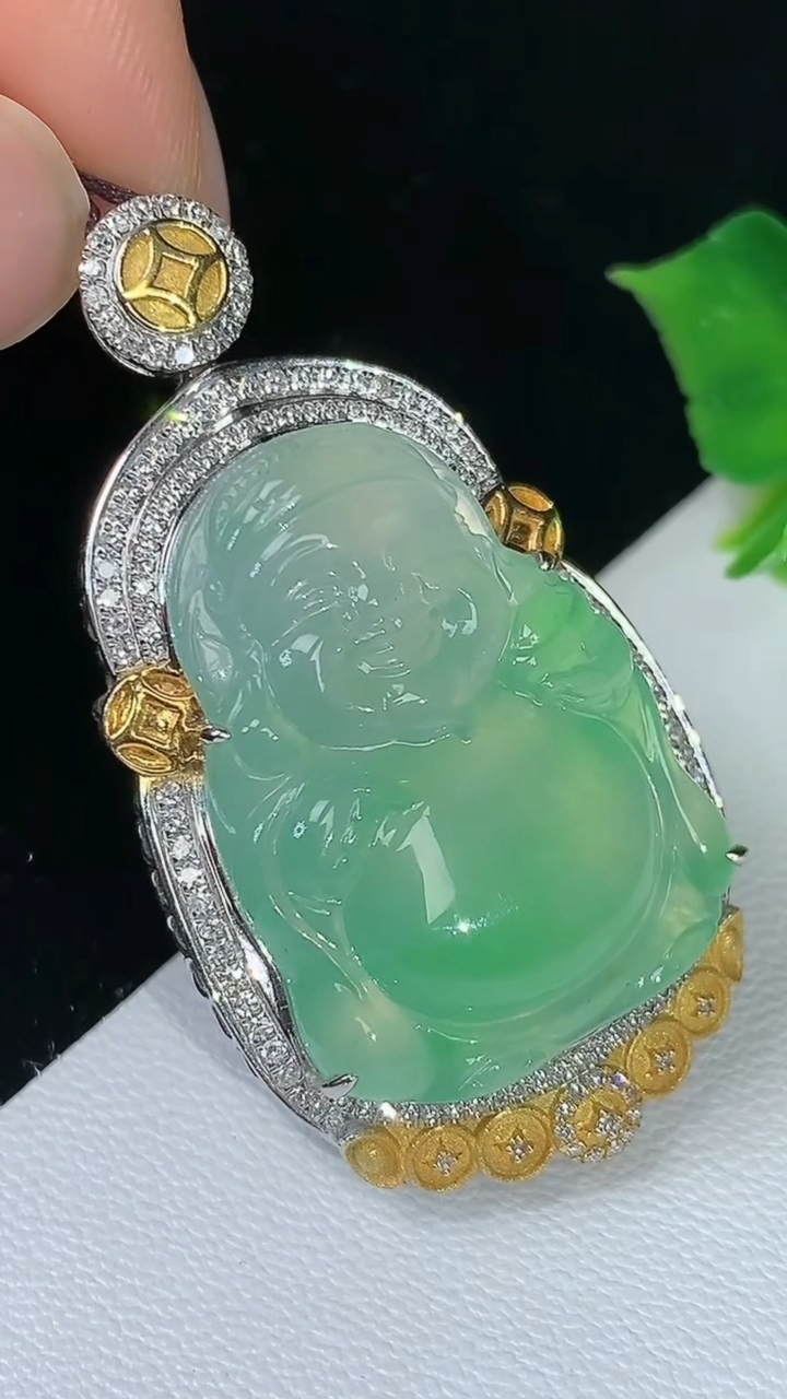 天然A货翡翠财神爷吊坠，尺寸43-23.2-12.3，裸石26.5-15.4，重量:11.74g
8月16日，重量:11.74g