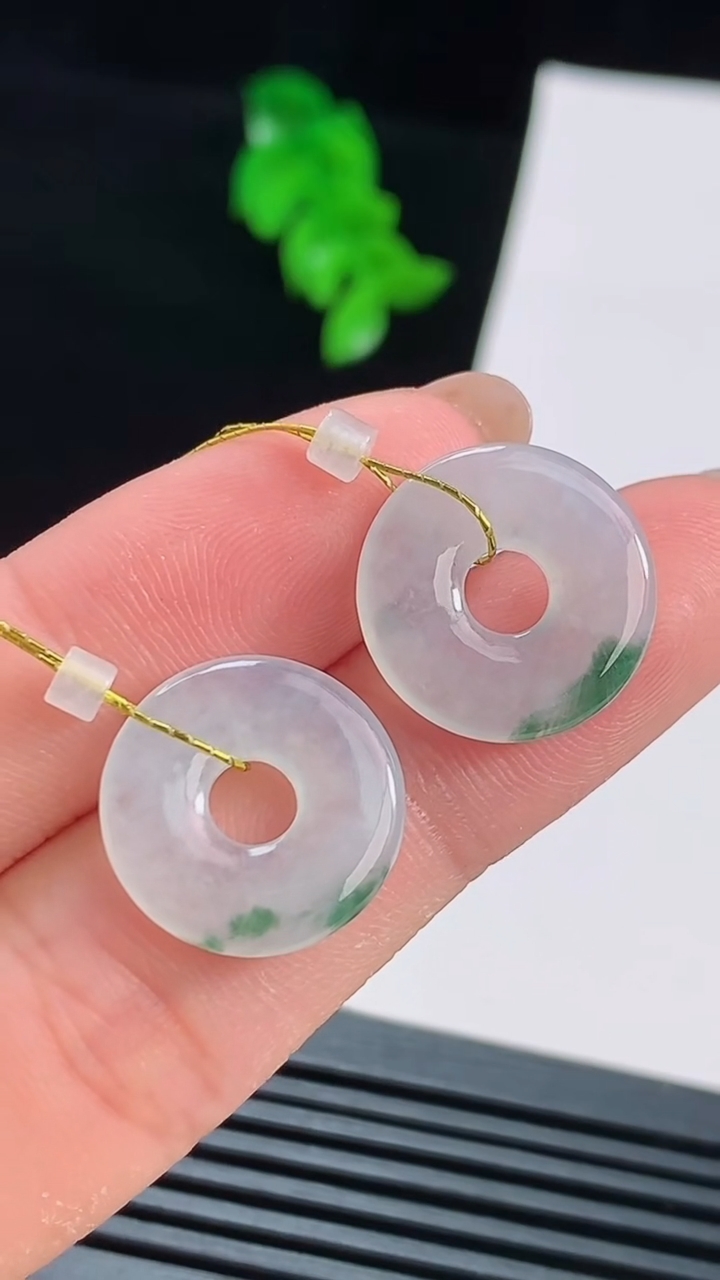 天然A货翡翠飘花平安环吊坠一对，尺寸16-2.5 重量:3.12g
8月16日