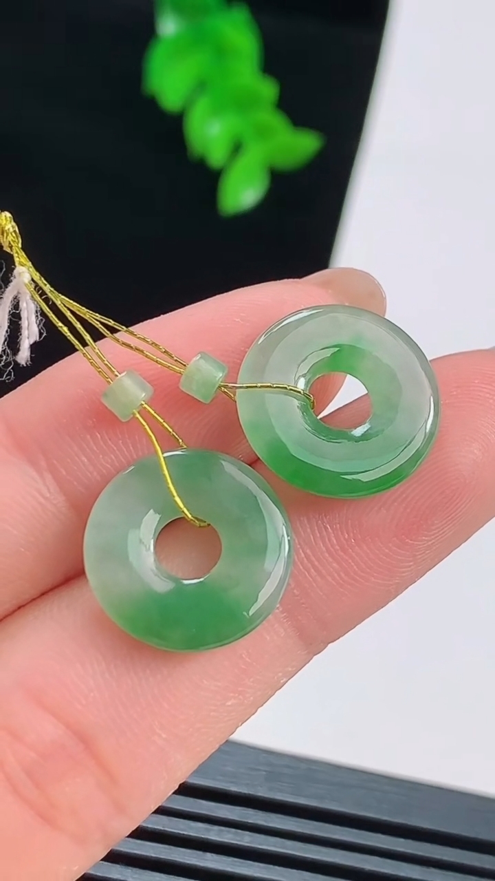 天然A货翡翠平安环吊坠一对，尺寸15-2.2 重量:2.44g
8月16日