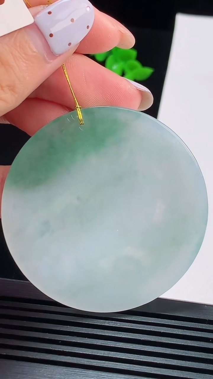 天然A货翡翠飘花生肖兔牌吊坠，尺寸51-5.6 重量:30.69g
8月16日