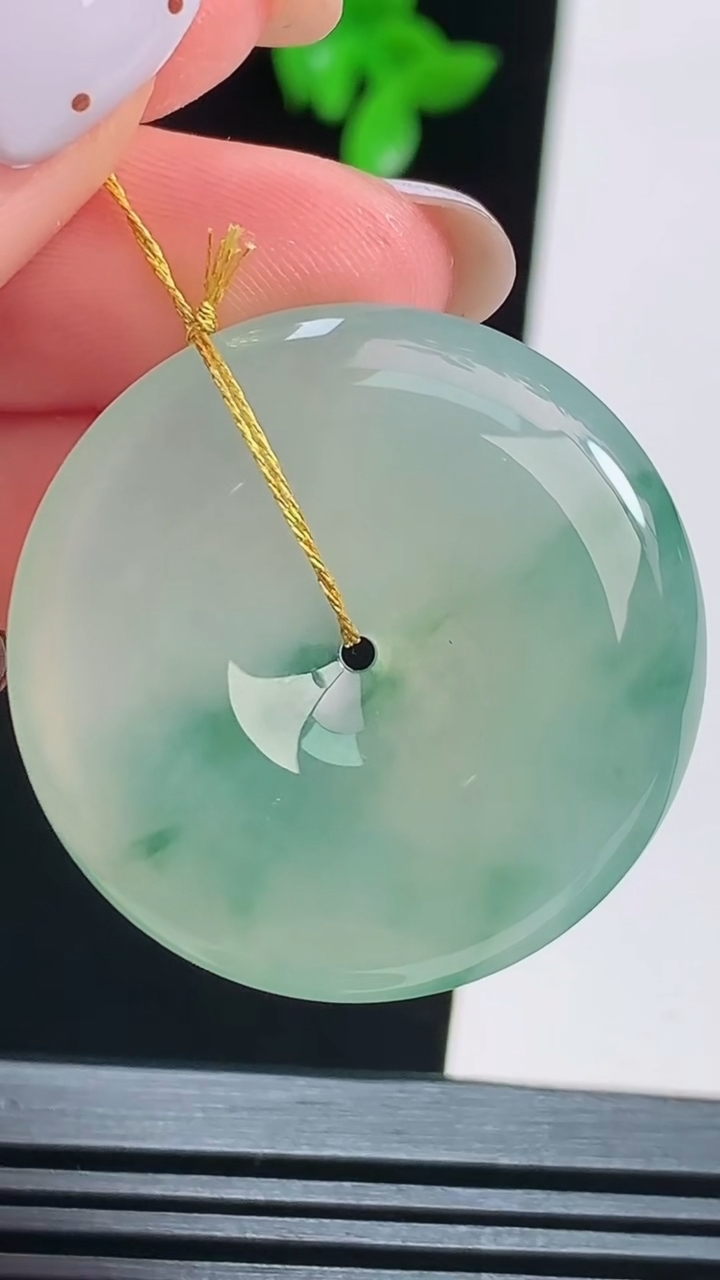 天然A货翡翠飘花平安扣吊坠，尺寸32.5-5.8 重量:13.00g
8月16日
