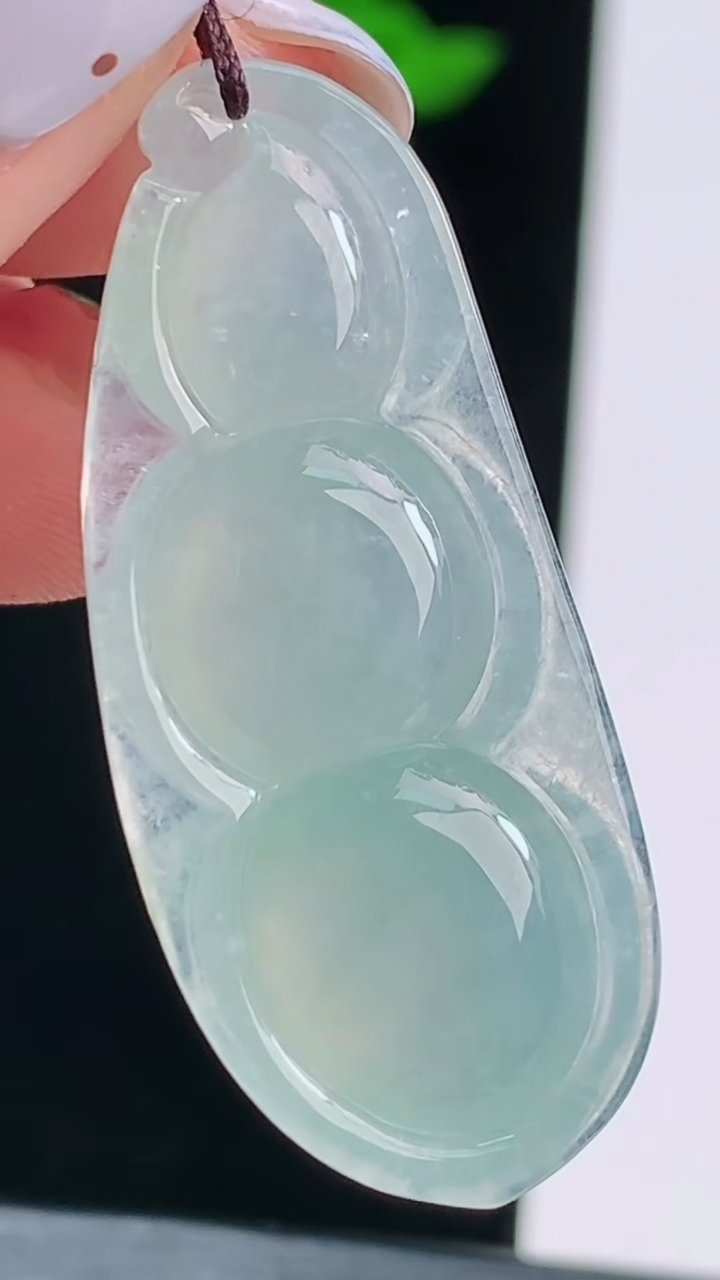 天然A货翡翠福豆吊坠，尺寸39-16.5-7，重量:7.58g
8月16日