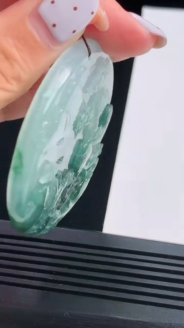 天然A货翡翠种飘花山水牌吊坠，尺寸58-8 重量:50.16g
8月16日