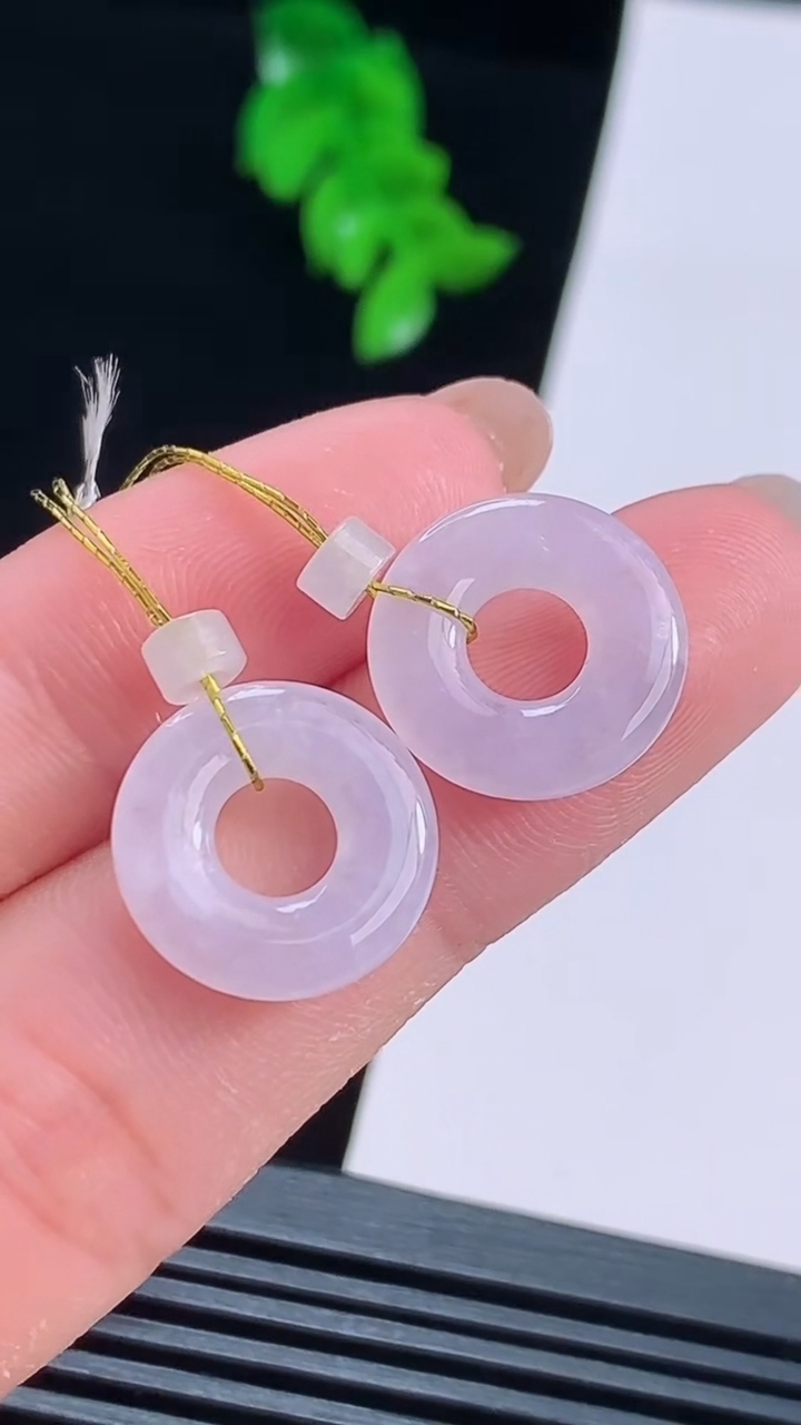 天然A货翡翠紫罗兰平安环吊坠一对，尺寸15-2.5 重量:2.58g
8月16日