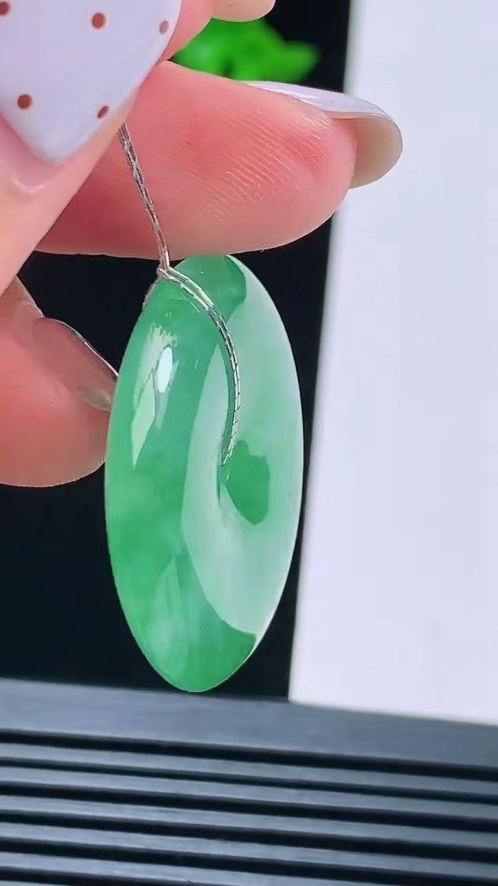 天然A货翡翠平安扣吊坠，尺寸30-5.5 重量:10.54g
8月16日