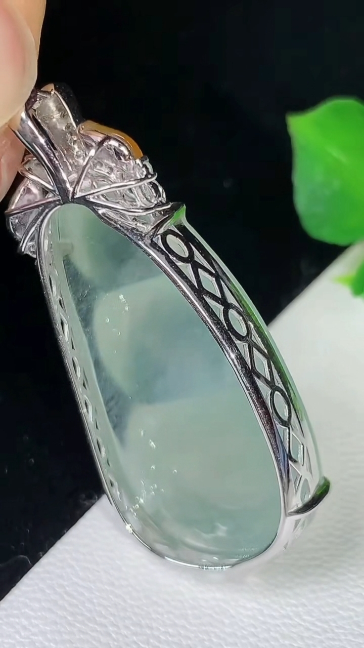 天然A货翡翠白冰福豆吊坠，尺寸32.6-17-9.8，重量:7.90g
8月16日