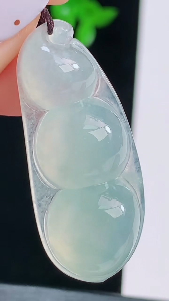 天然A货翡翠福豆吊坠，尺寸39-16.5-7，重量:7.58g
8月16日