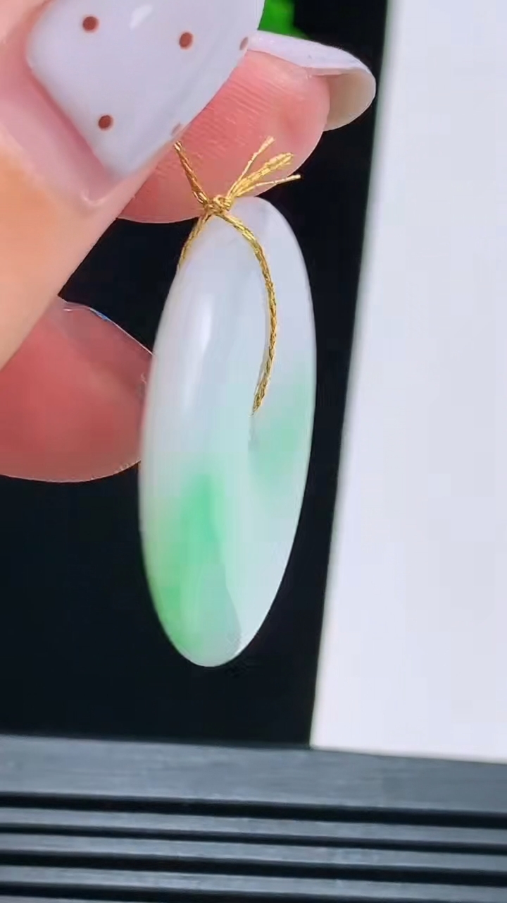 天然A货翡翠平安扣吊坠，尺寸30.5-5.5 重量:11.39g
8月16日