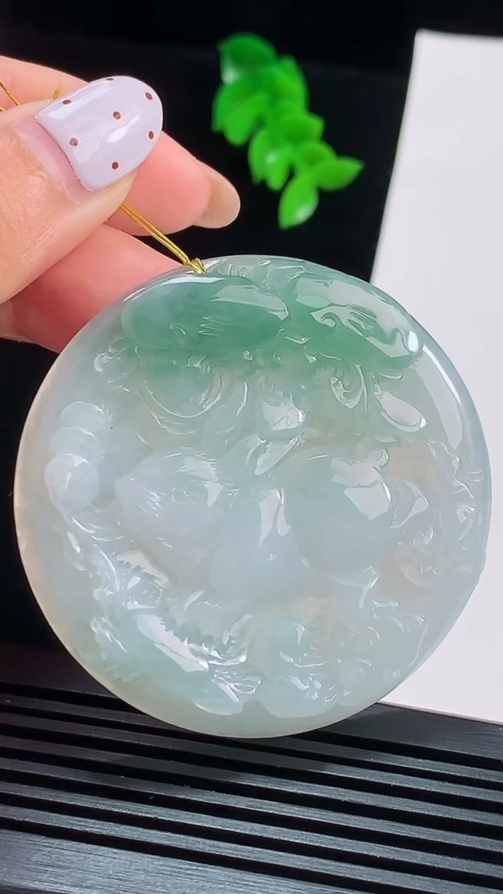 天然A货翡翠飘花生肖兔牌吊坠，尺寸51-5.6 重量:30.69g
8月16日