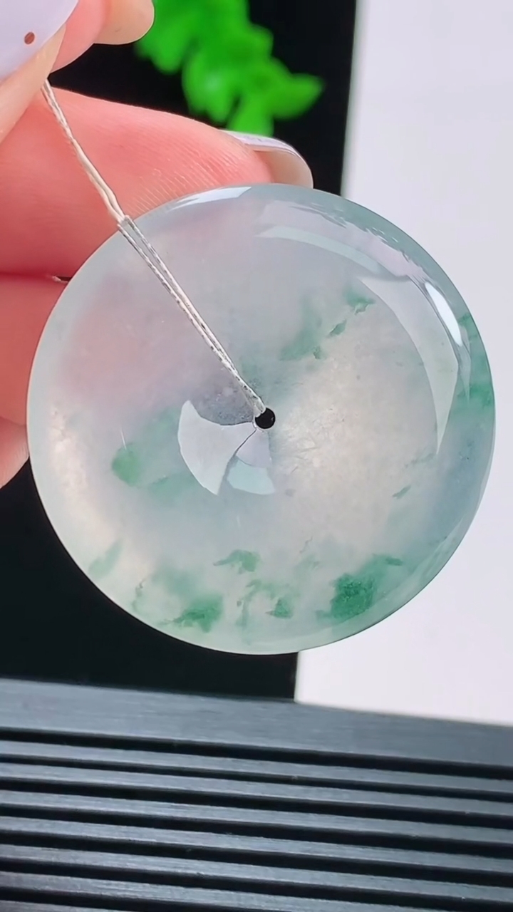 天然A货翡翠种飘花平安扣吊坠，尺寸34-5，重量:12.92g
8月16日